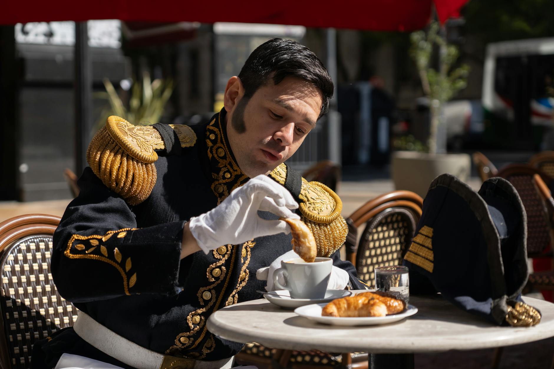 Café parisien — où les Français débattent de tout, en ligne et hors ligne